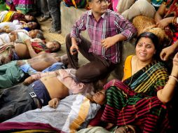 La estampida se origina en un tramo de una pequeña carretera, que se colapsa por la asistencia de unos 100 mil devotos hindúes. EFE / Stringer