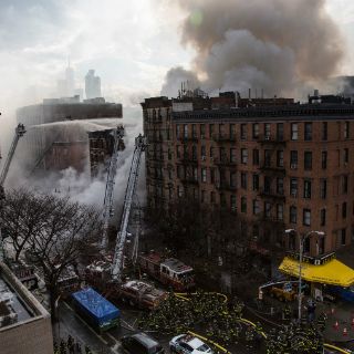 Suman 19 heridos por incendio y derrumbe en Nueva York
