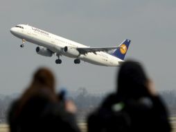 El nuevo procedimiento obligará a que dos personas autorizadas deben estar presentes en la cabina durante todo el tiempo de vuelo. EFE / C. Seidel