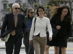 Ellen Pao (centro) durante su trayecto hacia el Palacio de Justicia en San Francisco. AP / J. Chiu