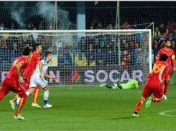 El partido llevaba unos minutos de jugado cuando Igor Akinfeev cayó lesionado por el proyectil. AFP / S. PRELEVIC