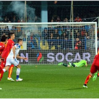 Una bengala pega directo en la cara a portero ruso