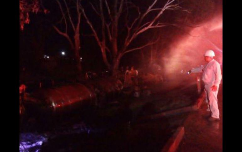 Una pipa de gas explotó al salirse del asfalto en el Ejido Palo mulato en Huimanguillo y se impactó con unos árboles. TWITTER / @ProcivilTabasco