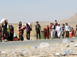 Yazidíes cruzan la frontera entre Iraq y Siria. Los fieles de esta religión preislámica han sido víctimas de EI. AFP / ARCHIVO