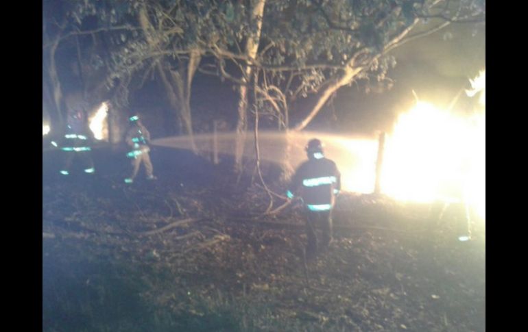 El accidente ocurre cuando la pipa se salió de la carpeta asfáltica e impactó contra unos árboles. TWITTER / @ProcivilTabasco