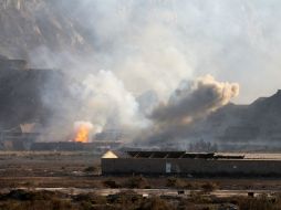 El humo se alza sobre el sitio donde una explosión destruyó  un depósito de armas yemení. AFP / S. Al-Obeidi