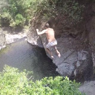 Tom Brady difunde video saltando desde un risco