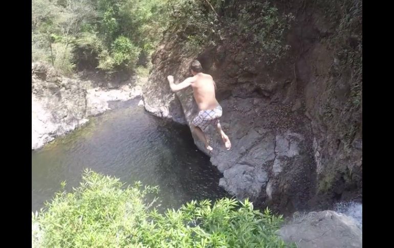 Imagen del deportista a mitad de su salto desde un risco en Costa Rica. FACEBOOK / Tom Brady