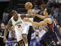 Marvin Williams (2), de Charlotte, le roba el balón a John Jenkings. AP / C. Burton