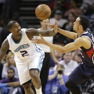 Los Hornets se mantienen a la caza de las finales