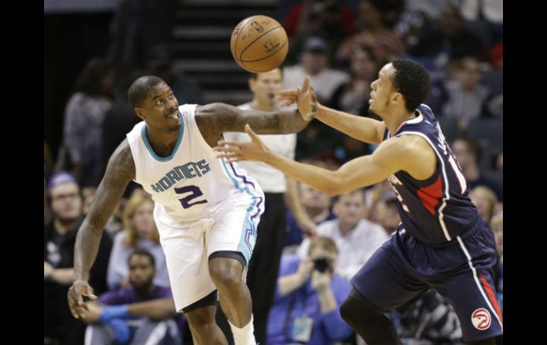 Marvin Williams (2), de Charlotte, le roba el balón a John Jenkings. AP / C. Burton