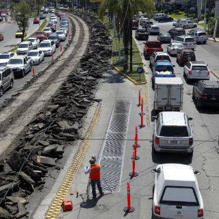 Obras en Av. Vallarta colapsan tráfico y salida de vacacionistas