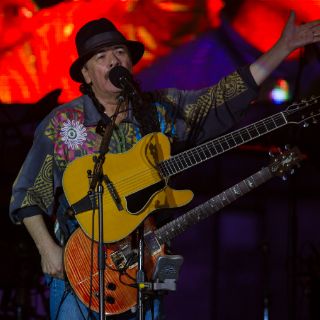 Carlos Santana deleita a miles en el Ángel de la Independencia