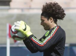 Ochoa se sumaría a Layún y Herrera que viajan mañana a Europa. EFE / ARCHIVO