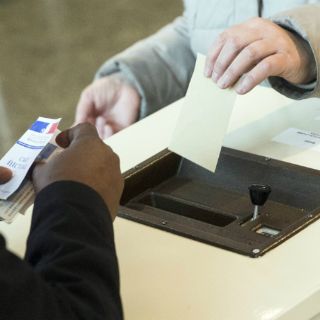 Centro-derecha arrasa en Francia, según estimaciones