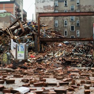 Hallan cuerpo en edificios derrumbados por explosión en NY