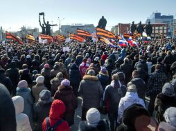 Miles de personas se reunieron frente al teatro para manifestarse contra la ópera que consideraron ofendía a los cristianos. AP / I. Salakhiev