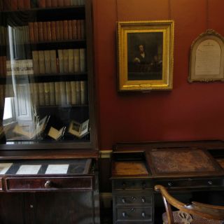 Mesa donde Dickens escribió 'Grandes esperanzas', salvada para museo