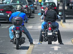APROVECHADO. Un motociclista invade una de las pocas áreas exclusivas para ciclistas en la ciudad. EL INFORMADOR / F. Atilano