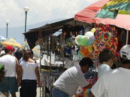 El alcalde de Chapala, Joaquín Huerta Barrios, reconoce que el comercio instalado no tiene orden y los ambulantes, dan mala imagen. EL INFORMADOR / ARCHIVO