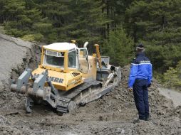 Un bulldozer abre camino al lugar donde se estrelló el avión de Germanwings. EFE / C. Paris