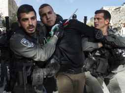 Un manifestante palestino es detenido por autoridades israelíes a la luz de la brutal ocupación militar impuesta por Israel. EFE / J. Hollander
