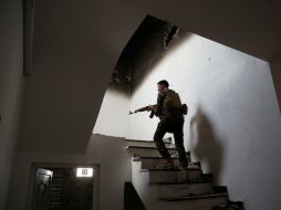 Un soldado iraquí busca a miembros del Estado Islámico en el hospital de Tikrit, a 130 kilómetros de Bagdad. AP / K. Mohammed