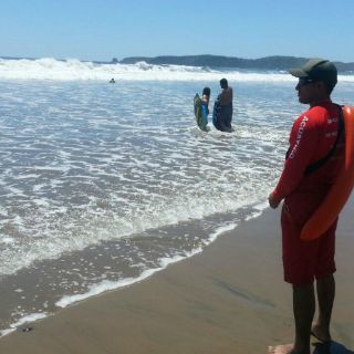 Salvan a menores de ahogamiento en costas de Jalisco