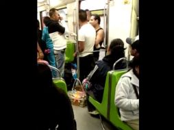 El el video se ven un par de señoras que se percatan de los hechos y se retiran del lugar. FACEBOOK / César Mendoza