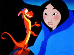 La cinta original de 1998, cuenta como una joven se hace pasar por un hombre para ocupar el lugar de su padre e ir a la guerra. ESPECIAL / Disney