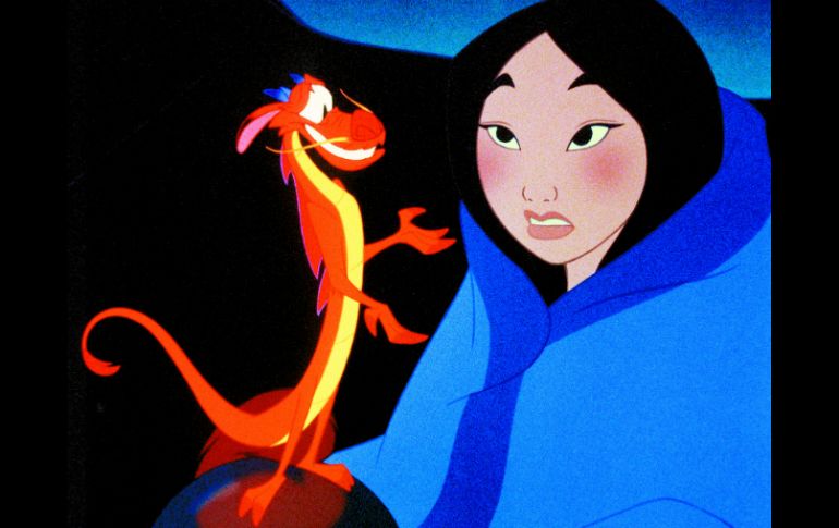 La cinta original de 1998, cuenta como una joven se hace pasar por un hombre para ocupar el lugar de su padre e ir a la guerra. ESPECIAL / Disney