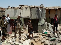 Se espera que la cifra de decesos tras bombardeos aumente luego de que equipos de rescate remuevan los escombros. AFP / M. Huwais