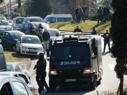 Los policías llegaron destrozando cristales de ventanas para ayudar a las personas dentro del edificio. AP / ARCHIVO