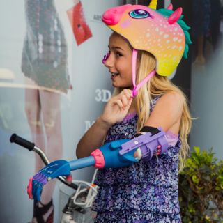 Niña de siete años recibe mano impresa en 3D