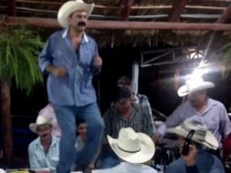 El video del alcalde que 'robó poquito' fue compartido en Internet. YOUTUBE / Buenosvideos.you