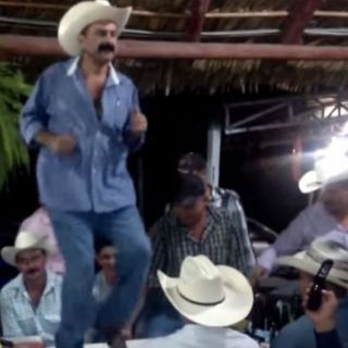 Alcalde de San Blas baila arriba de una mesa
