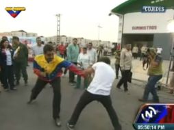 El mandatario incluso hace juego de piernas. YOUTUBE / MultimedioVTV