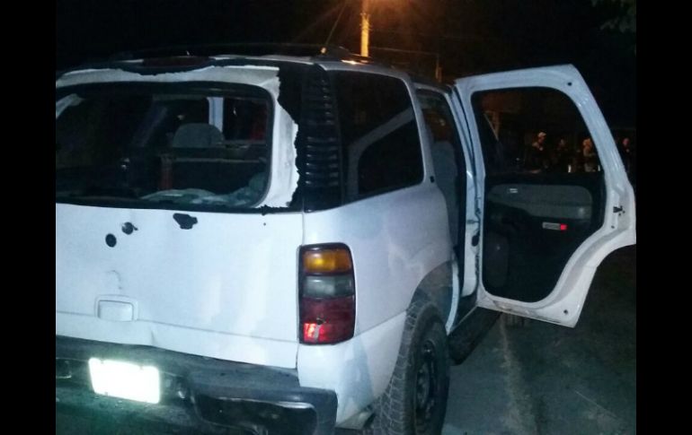 En el lugar de los hechos los criminales dejaron abandonada una camioneta Tahoe blanca. ESPECIAL /
