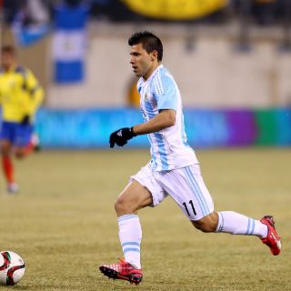 Argentina, sin Messi, gana a Ecuador