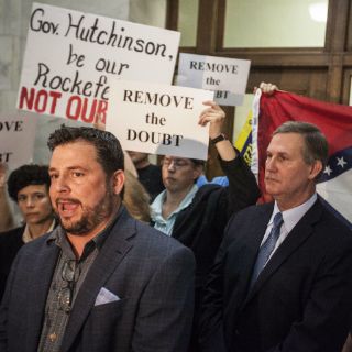 Gobernador de Arkansas rechaza firmar iniciativa de ley 'anti-gay'