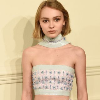 Hija de Johnny Depp atrae miradas en el show de Chanel