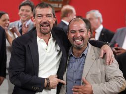 El actor español Antonio Banderas posa con el minero Mario Sepúlveda, a quien representará en el largometraje. AP / A. Hidalgo