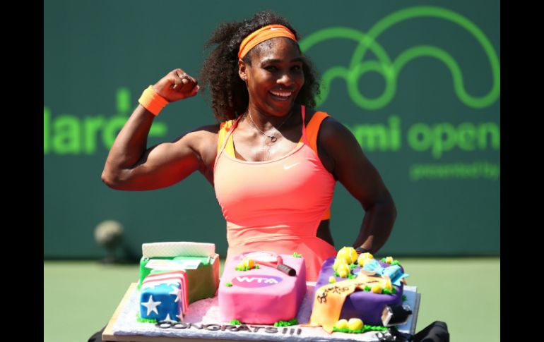 La tenista estadounidense posa con el pastel para celebrar su victoria número 700, con la cual pasa a semifinales del Abierto de Miami. AFP / C. Brunskill