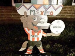 El mediocampista compartió en redes sociales el regalo de la gente de Eindhoven. TWITTER / @AGuardado18