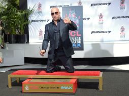 El actor Vin Diesel (der.) tras plasmar sus huellas en concreto durante la ceremonia en el Teatro Chino IMAX en Hollywood. AFP / J. Kempin