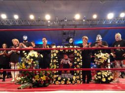 Adornaron el ring con flores blancas y los presentes corearon el nombre de 'Perro, Perro', por más de un minuto. TWITTER / @luchalibreaaa