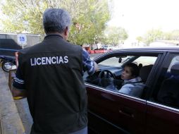 Una joven realiza su examen de conducir. EL INFORMADOR / ARCHIVO