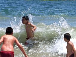 Los menores deben de ser cuidados por adultos ya sea de vacaciones fuera de la ciudad o en sus casas. AFP / ARCHIVO
