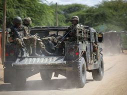 Soldados de las Fuerzas de Defensa de Kenia se dirigen a la Universidad de Garissa. EFE / D. Kurokawa