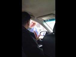 El oficial que no portaba el uniforme ni se identificó, detuvo el auto e insultó al chofer por su apariencia de origen árabe. YOUTUBE / Sanjay Seth